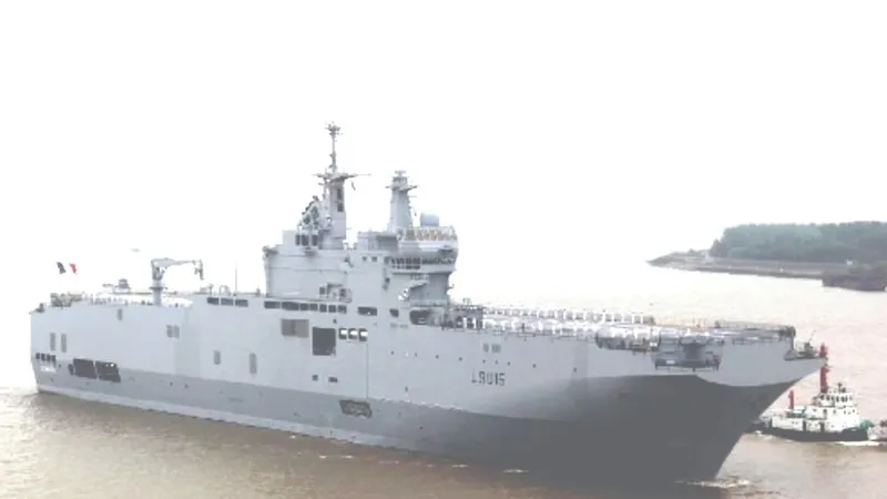 Tàu đổ bộ mang trực thăng lớp Mistral của Pháp. Ảnh: XINHUA