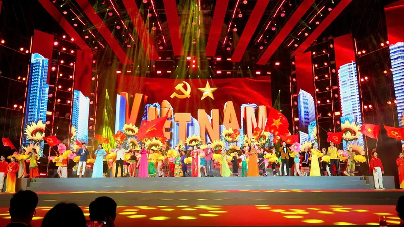 NSND Tạ Minh Tâm, NSƯT Ánh Tuyết, NSƯT Phạm Khánh Ngọc cùng các ca sĩ trẻ biểu diễn bài hát “Việt Nam ơi! Mùa xuân đến rồi”. Ảnh: DŨNG PHƯƠNG