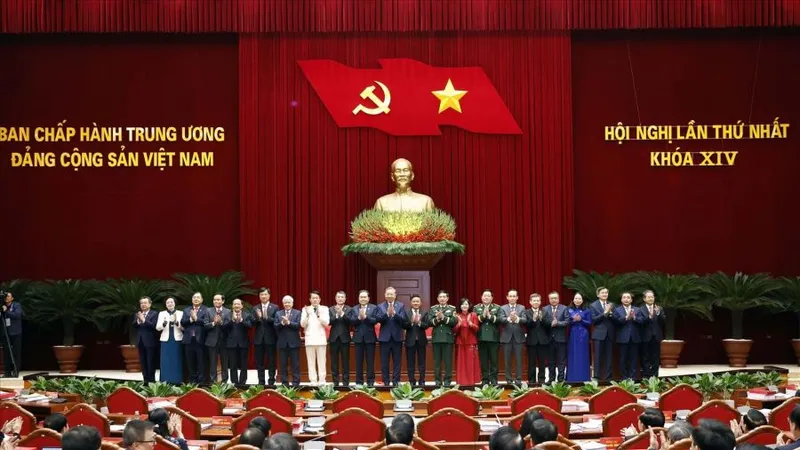 Tổng Bí thư Tô Lâm cùng các đồng chí Ủy viên Bộ Chính trị, Ủy viên Ban Bí thư Ban Chấp hành Trung ương khóa XIV ra mắt tại Hội nghị lần thứ nhất Ban Chấp hành Trung ương Đảng khóa XIV. Ảnh: TTXVN