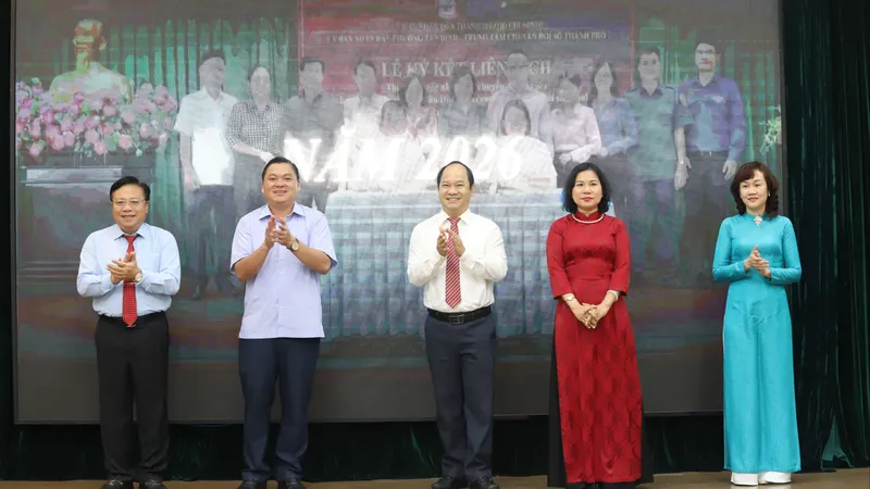 Lãnh đạo thành phố và phường Tân Định thực hiện nghi thức ra mắt kênh thông tin trên nền tảng mạng xã hội YouTube, TikTok
