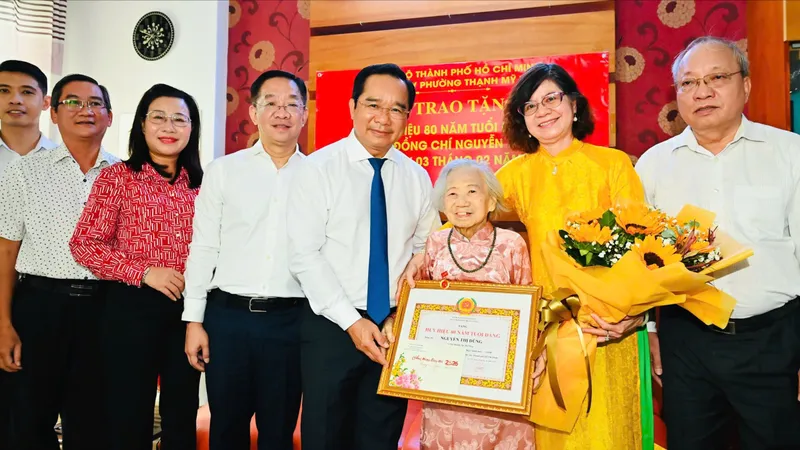 Chủ tịch UBND TPHCM Nguyễn Văn Được trao Huy hiệu 80 năm tuổi Đảng đến đồng chí Nguyễn Thị Dũng