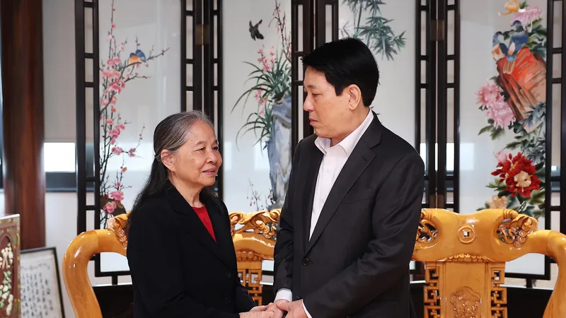 Chủ tịch nước Lương Cường thăm hỏi, chúc tết bà Ngô Thị Mận, phu nhân Tổng Bí thư Nguyễn Phú Trọng. Ảnh: TTXVN