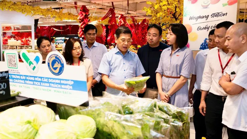 Phó Chủ tịch UBND TPHCM Nguyễn Văn Dũng khảo sát hàng hóa tết tại Tops Market Thảo Điền. Ảnh: HÂN GIA
