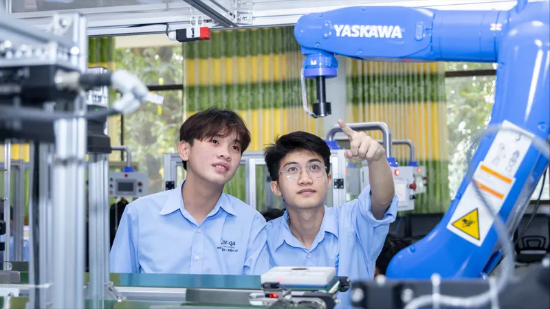 Sinh viên Khoa Cơ khí chế tạo máy Trường ĐH Công nghệ và Kỹ thuật TPHCM trong giờ học thực hành tại phòng thí nghiệm. Ảnh: THANH HÙNG