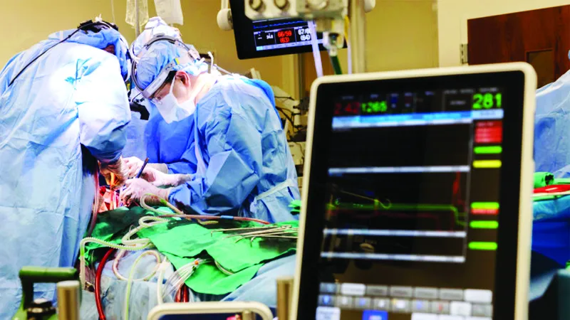 Các bác sĩ Đại học Northwestern phẫu thuật cho bệnh nhân ghép tạng. Ảnh: Northwestern Medicine