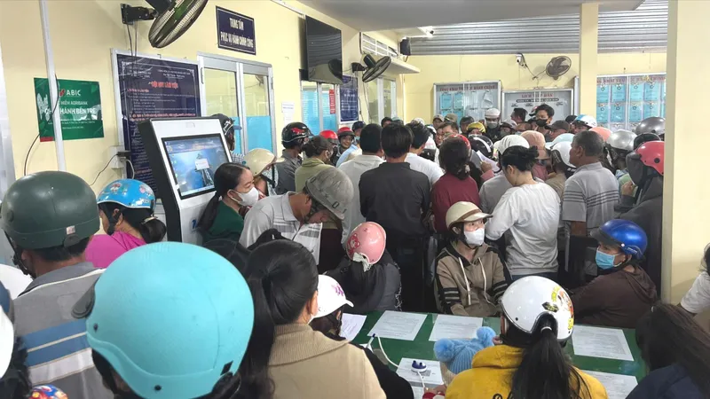 Người dân ùn ùn kéo đến uỷ ban nhân dân xã xin giấy xác nhận. Ảnh: HT