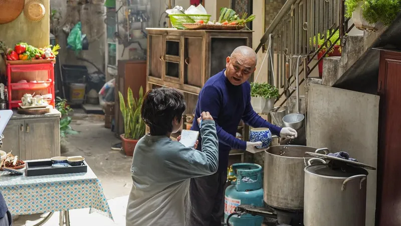 Phim Mùi phở mang đến câu chuyện quen thuộc về mâu thuẫn gia đình và khác biệt quan điểm sống. Ảnh: ĐPCC