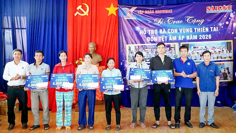 Đại diện Báo Sài Gòn Giải Phóng và Tập đoàn GrowMax trao quà tết đến người dân xã Ô Loan, tỉnh Đắk Lắk