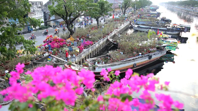 Chợ hoa xuân “Trên bến dưới thuyền” trong những ngày Tết Nguyên đán ở khu vực Bến Bình Đông. Ảnh: DŨNG PHƯƠNG