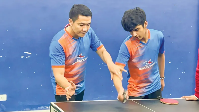 Huấn luyện viên Ti Long trực tiếp hướng dẫn kỹ thuật flick cho học viên trong buổi tập tại Ấn Độ