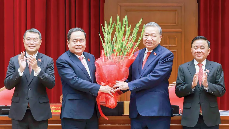 Chủ tịch Quốc hội Trần Thanh Mẫn, Thường trực Ban Bí thư Trần Cẩm Tú, Trưởng Ban Tổ chức Trung ương Lê Minh Hưng tặng hoa chúc mừng đồng chí Tô Lâm tái đắc cử Tổng Bí thư khóa XIV, tại Hội nghị lần thứ nhất Ban Chấp hành Trung ương Đảng, sáng 23-1. Ảnh: TTXVN
