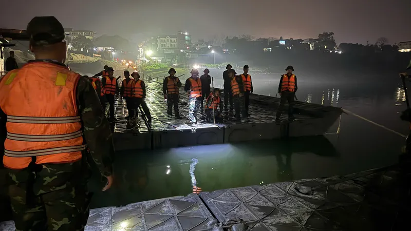 Quân đội hoàn thành lắp đặt cầu phao sông Lô