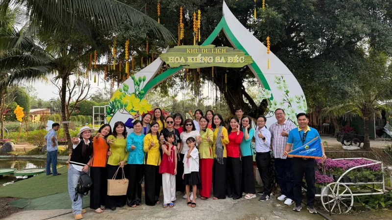 Mùng 1 tết, khách rộn ràng du xuân Bính Ngọ