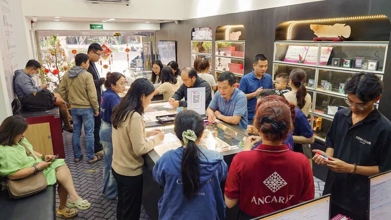 Đông đảo khách hàng mua bạc trong ngày Vía Thần tài tại Công ty Ancarat phường Nguyễn Cư Trinh, TPHCM. Ảnh: HẠNH NHUNG