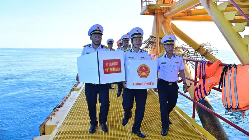Mang lá phiếu bầu cử đến cử tri nơi biển đảo tiền tiêu