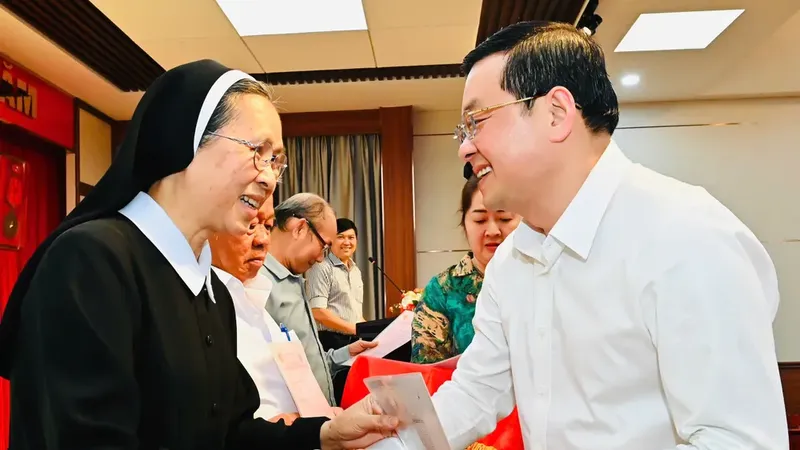Giám đốc Nguyễn Toàn Thắng trao Giấy chứng nhận cho một tổ chức vào đầu năm 2026. Ảnh: VIỆT DŨNG