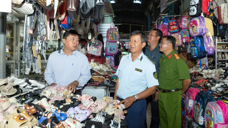 Lực lượng chức năng kiểm tra hàng hóa ngăn ngừa tình trạng buôn lậu, gian lận thương mại và hàng giả trên địa bàn tỉnh An Giang