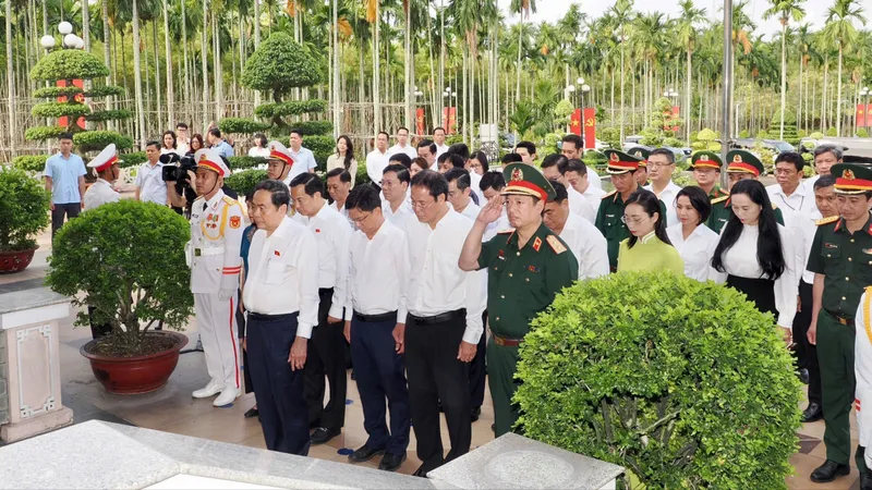 Chủ tịch Quốc hội Trần Thanh Mẫn dâng hoa, dâng hương tại Di tích lịch sử quốc gia Ngã Ba Giồng