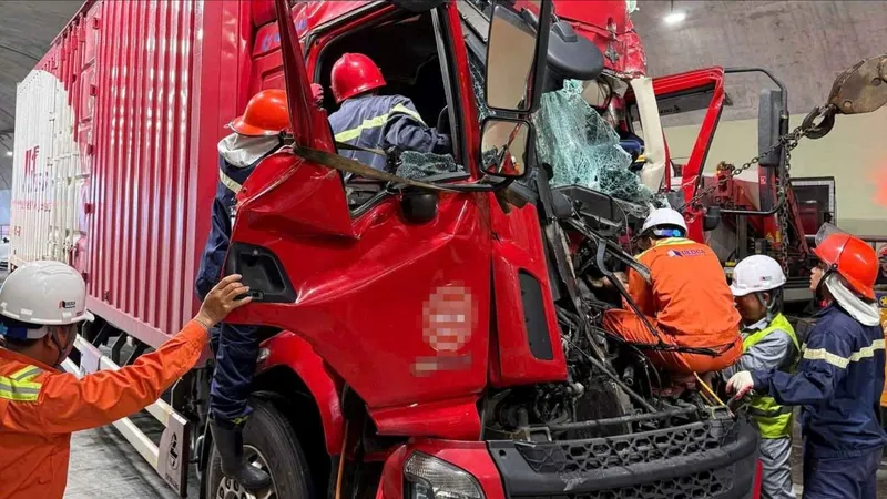 Phần đầu xe tải bị hư hỏng, biến dạng