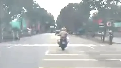 Lực lượng CSGT dẫn đường xe taxi đưa người bệnh đi cấp cứu