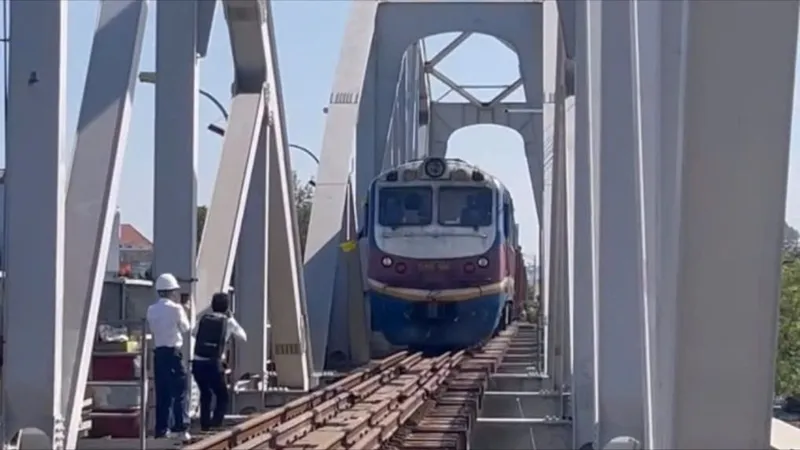Thông tuyến đường sắt Bắc - Nam đoạn qua cầu Ghềnh, tỉnh Đồng Nai