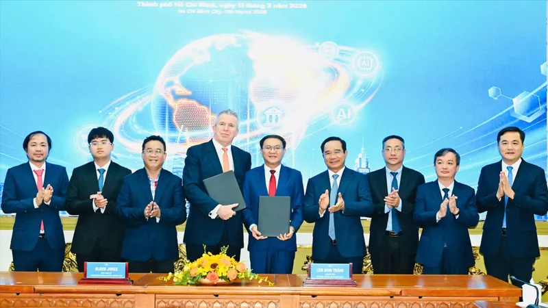 Sở Khoa học và Công nghệ TPHCM cùng Công ty Accelerated Infrastructure Capital (AIC) và các đối tác quốc tế ký biên bản ghi nhớ hợp tác (MOU), trao hồ sơ đề nghị cấp giấy chứng nhận đăng ký đầu tư dự án trung tâm dữ liệu AI. Ảnh: VIỆT DŨNG