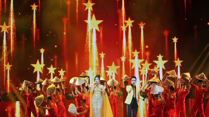 Ca sĩ Phương Vy và Hoàng Bách biểu diễn mashup “Vinh quang đang chờ ta - Cùng bước tới vinh quang” trong chương trình nghệ thuật đặc biệt "Ánh sáng niềm tin và khát vọng". ẢNH: DŨNG PHƯƠNG