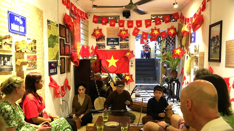 Đoàn du khách quốc tế thưởng thức làn điệu hát xẩm trong không gian quán cà phê tái hiện Hà Nội 36 phố phường