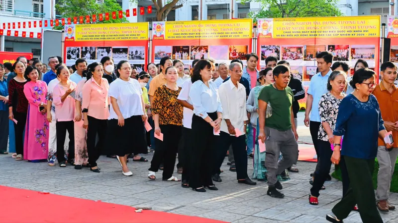 Cử tri xếp hàng dài đi bầu cử tại khu vực bỏ phiếu số 14 (Trường THCS Đỗ Văn Dậy, xã Hóc Môn)