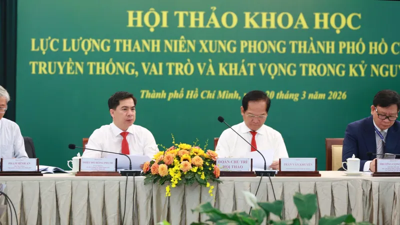 Các đồng chí chủ trì hội thảo sáng 20-3. Ảnh: NGUYỄN HOÀNG