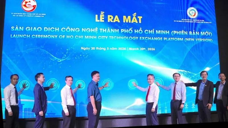 Đồng chí Đặng Minh Thông (thứ 4 từ phải vào) cùng các đại biểu nhấn nút chính thức vận hành Sàn Giao dịch Công nghệ TPHCM phiên bản mới. ẢNH QUANG HUY