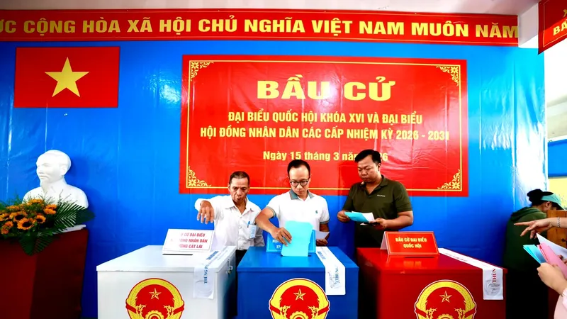 Cử tri bỏ phiếu tại khu vực bỏ phiếu số 9, phường Cát Lái. Ảnh: DŨNG PHƯƠNG
