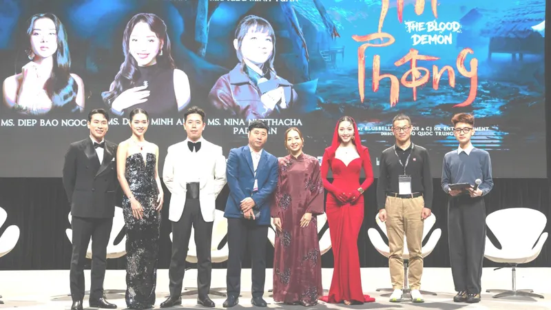 Ê-kíp đoàn phim "Phí phông: Quỷ máu rừng thiêng" tại sự kiện showcase ở Hồng Kông. Ảnh: CJHK