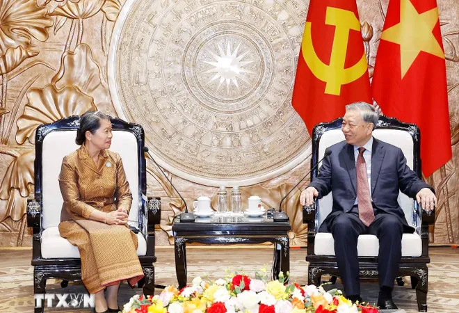 Tổng Bí thư Tô Lâm chúc mừng cơ quan Mặt trận hai nước đã ký Thỏa thuận hợp tác giai đoạn 2026-2031; khẳng định Đảng và Nhà nước Việt Nam luôn dành ưu tiên cao cho mối quan hệ hữu nghị với Campuchia. Ảnh: TTXVN