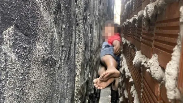 Giải cứu kịp thời bé trai mắc kẹt giữa hai bức tường