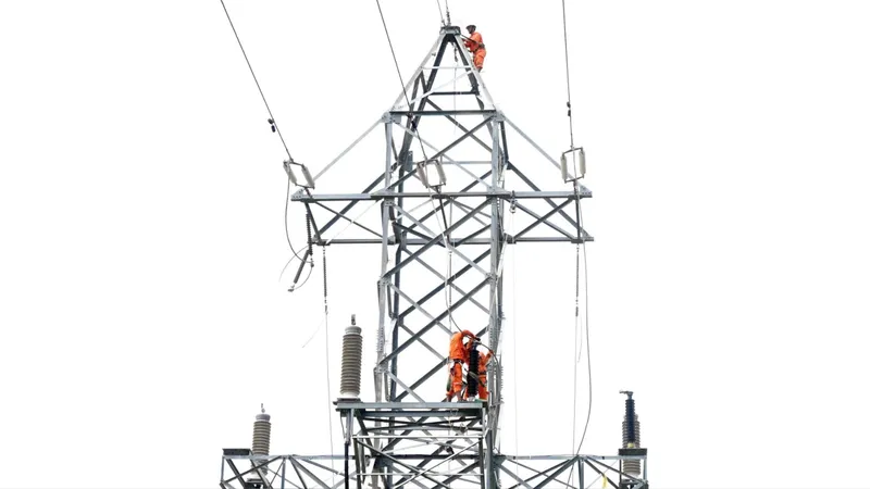Công nhân Điện lực thi công khắc phục sự cố tuyến cáp ngầm 110kV Hà Tiên-Phú Quốc