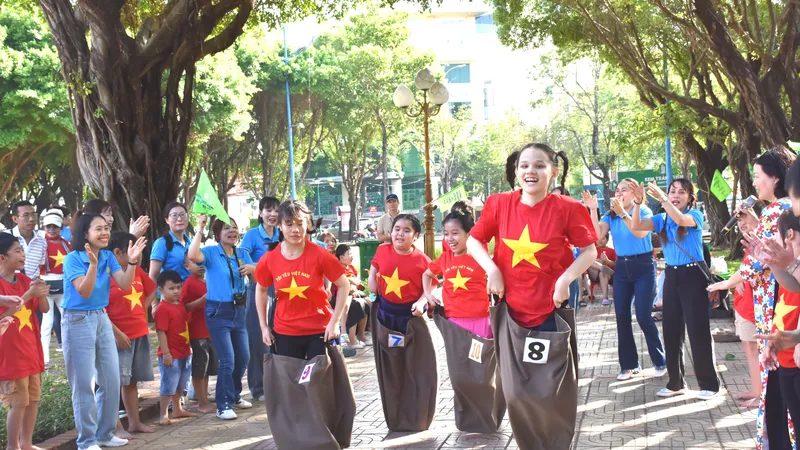 Dưới sự cổ vũ của cô giáo, phụ huynh, các em đã mạnh dạn vượt qua rào cản của chính mình