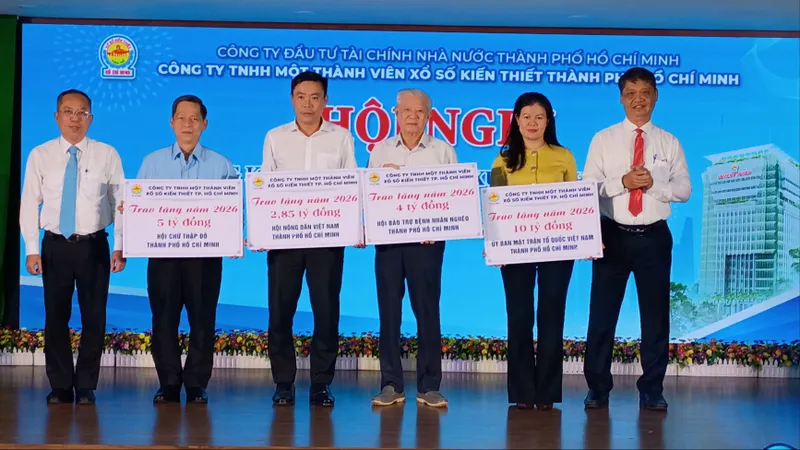 Ban lãnh đạo Công ty XSKT Thành phố Hồ Chí Minh gồm ông Nguyễn Quốc Chiến - Chủ tịch HĐTV (ngoài cùng bìa phải) và ông Trương Vĩnh Tùng - Bí thư Đảng ủy, Tổng Giám đốc (ngoài cùng bìa trái) trao bảng tượng trưng đóng góp hơn 20 tỷ đồng cho các hoạt động từ thiện - xã hội vào cuối năm 2025 vừa qua