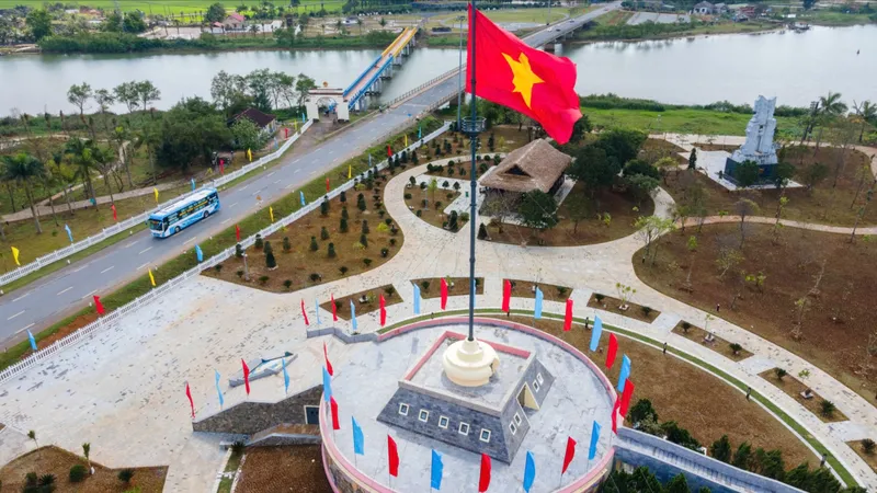 "Cột cờ giới tuyến"nằm bờ Bắc sông Bến Hải là chứng nhân lịch sử cho cuộc chiến "đấu cờ" ở hai bên vùng giới tuyến sau hiệp định Geneve năm 1954. 
