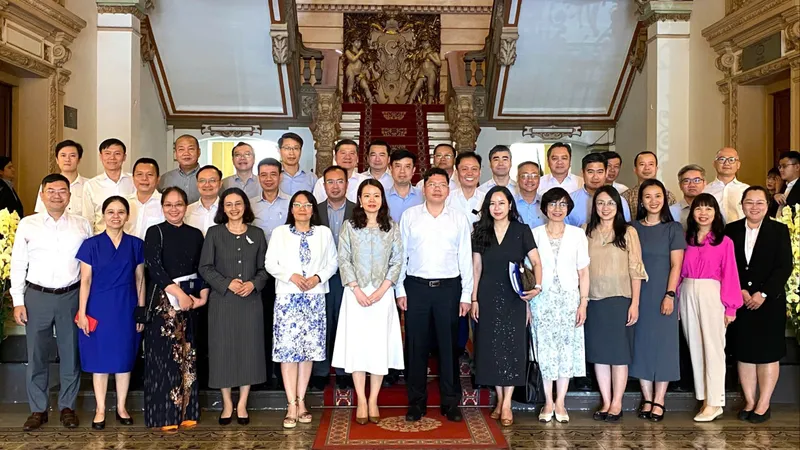 Lãnh đạo TPHCM và đoàn Trưởng các Cơ quan đại diện Việt Nam ở nước ngoài chụp ảnh lưu niệm. Ảnh : XUÂN HẠNH