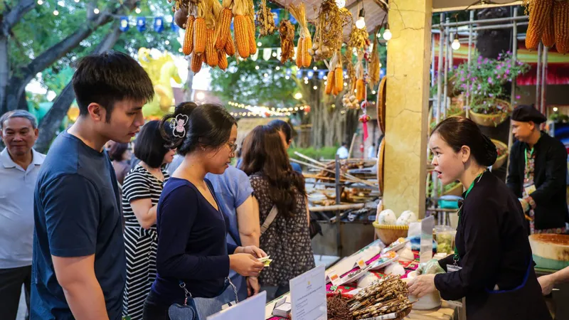 Khách tham quan, tìm hiểu các món ngon tại một sự kiện văn hóa, ẩm thực trên địa bàn TPHCM. Ảnh: GIA HÂN