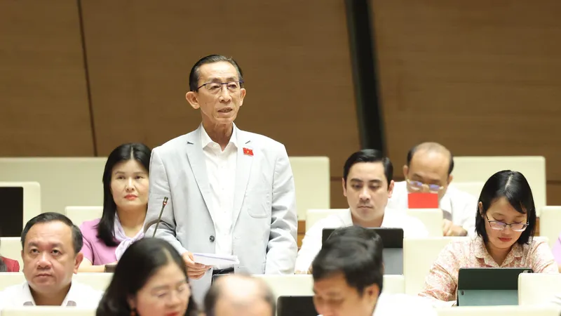 ĐB Trần Hoàng Ngân (TPHCM) phát biểu tại hội trường, chiều 10-4. Ảnh: QUANG PHÚC