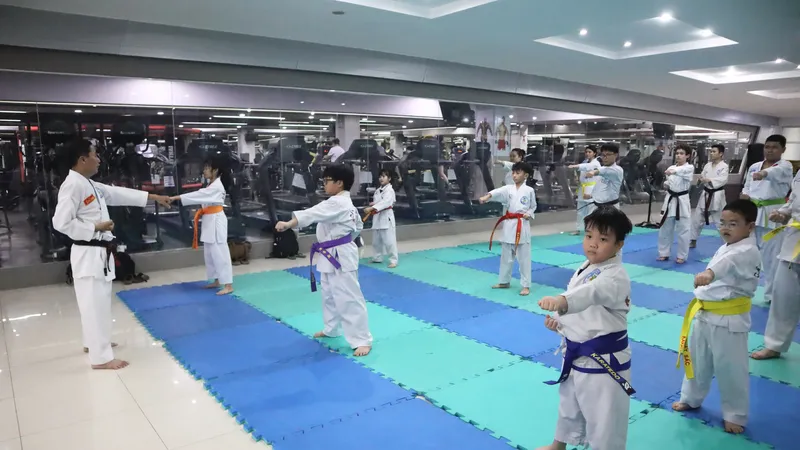 Các võ sinh tập luyện karate tại CLB thể thao Hồ Xuân Hương