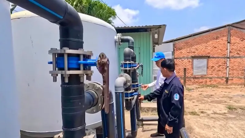 Đơn vị cấp nước tỉnh Đồng Tháp vận hành nhà máy nước. Ảnh: NGỌC PHÚC