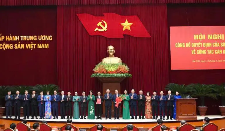 Hội nghị công bố Quyết định của Bộ Chính trị về công tác cán bộ