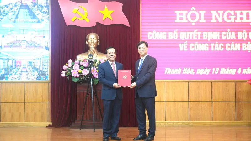 Ủy viên Bộ Chính trị, Bí thư Trung ương Đảng, Trưởng Ban Tổ chức Trung ương Nguyễn Duy Ngọc trao quyết định và chúc mừng Thượng tướng Lê Đức Thái, Ủy viên Trung ương Đảng, Bí thư Tỉnh ủy Thanh Hóa nhiệm kỳ 2025-2030 