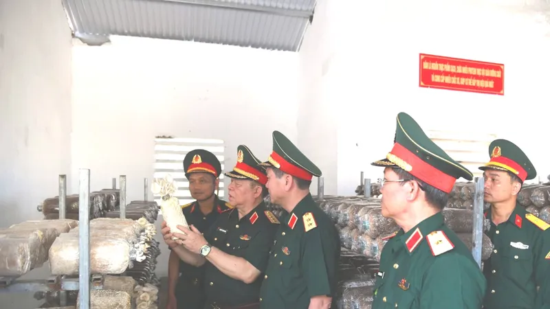 Đại tướng Nguyễn Trọng Nghĩa thăm, làm việc tại Trường Thiếu sinh quân miền Trung