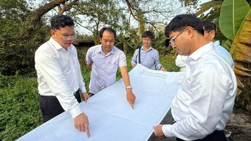 Phó Chủ tịch UBND TPHCM Hoàng Nguyên Dinh khảo sát thực địa tại dự án Khu liên hợp Thể dục thể thao Quốc gia Rạch Chiếc. Ảnh: TH