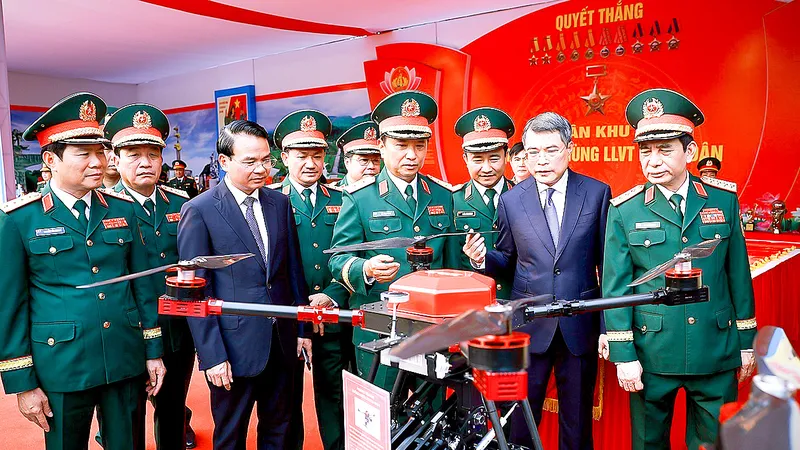 Thủ tướng Lê Minh Hưng tham quan trưng bày sáng kiến cải tiến kỹ thuật của Quân khu 4. Ảnh: TTXVN