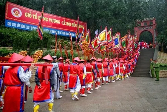 Lễ dâng hương tưởng nhớ các Vua Hùng tại Đền Hùng. Ảnh: LÃ ANH